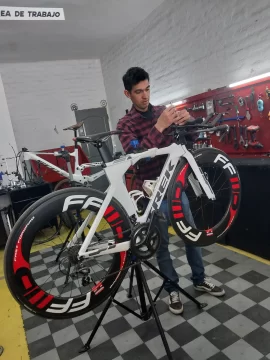 Piloto de motos, ciclista y mecánico: Matías Soto, un apasionado de las dos ruedas Piloto de motos, ciclista y mecánico: Matías Soto, un apasionado de las dos ruedas