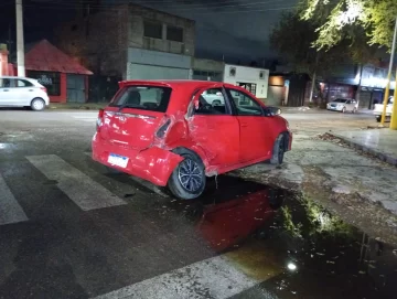 Quiso doblar como venía pero se encontró con una camioneta, chocaron y hubo un gran susto Quiso doblar como venía pero se encontró con una camioneta, chocaron y hubo un gran susto