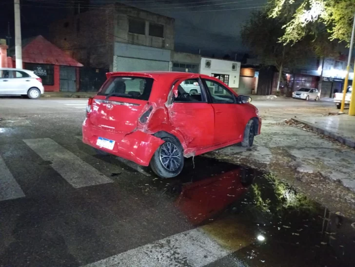 Quiso doblar como venía pero se encontró con una camioneta, chocaron y hubo un gran susto Quiso doblar como venía pero se encontró con una camioneta, chocaron y hubo un gran susto