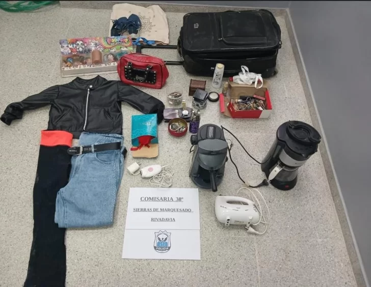 Recuperaron objetos de dudosa procedencia en La Bebida: una mujer huyó al ver a la Policía Recuperaron objetos de dudosa procedencia en La Bebida: una mujer huyó al ver a la Policía