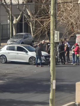 Choque en pleno centro: una motociclista terminó en el hospital Choque en pleno centro: una motociclista terminó en el hospital