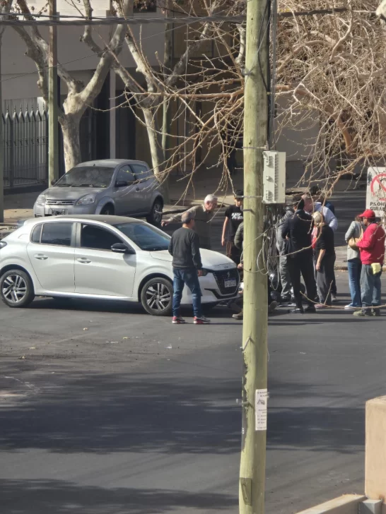 Choque en pleno centro: una motociclista terminó en el hospital Choque en pleno centro: una motociclista terminó en el hospital