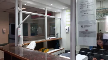 Mujer detenida tras provocar destrozos en el Hospital Rawson y en un auto Mujer detenida tras provocar destrozos en el Hospital Rawson y en un auto