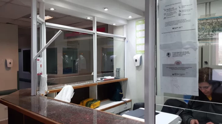 Mujer detenida tras provocar destrozos en el Hospital Rawson y en un auto Mujer detenida tras provocar destrozos en el Hospital Rawson y en un auto