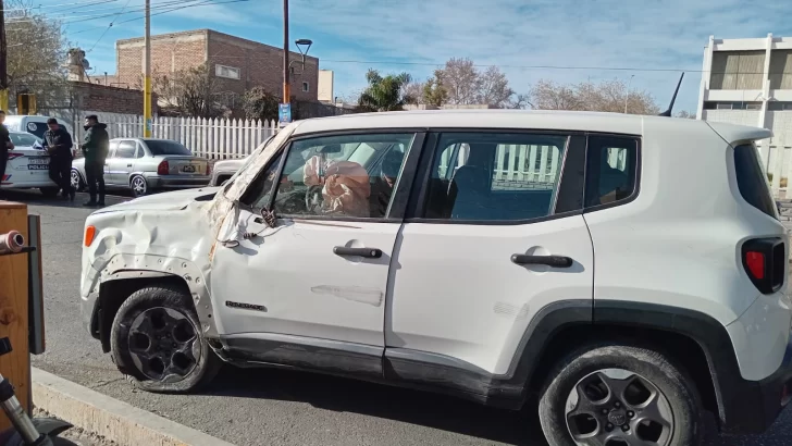 Una conductora estrelló su camioneta contra un árbol en la puerta de Urgencias del Hospital Rawson Una conductora estrelló su camioneta contra un árbol en la puerta de Urgencias del Hospital Rawson