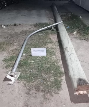 Insólito: cortaron un poste de energía eléctrica con una motosierra en Pocito Insólito: cortaron un poste de energía eléctrica con una motosierra en Pocito