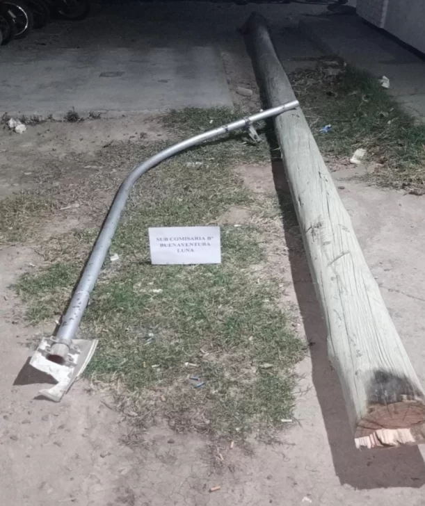 Insólito: cortaron un poste de energía eléctrica con una motosierra en Pocito Insólito: cortaron un poste de energía eléctrica con una motosierra en Pocito