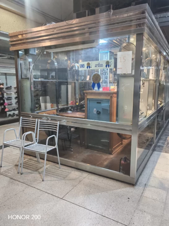 Reventaron la vidriera de una joyería a metros de Plaza 25 y cargaron en mochilas un botín millonario Reventaron la vidriera de una joyería a metros de Plaza 25 y cargaron en mochilas un botín millonario