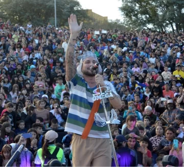 Omega y su clásico homenaje a los chicos: chocolate, regalos, show de Piñón Fijo y El Chipote Omega y su clásico homenaje a los chicos: chocolate, regalos, show de Piñón Fijo y El Chipote