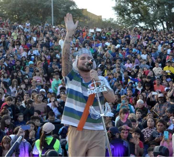 Omega y su clásico homenaje a los chicos: chocolate, regalos, show de Piñón Fijo y El Chipote Omega y su clásico homenaje a los chicos: chocolate, regalos, show de Piñón Fijo y El Chipote