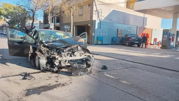 Violento choque en una esquina céntrica con semáforo Violento choque en una esquina céntrica con semáforo