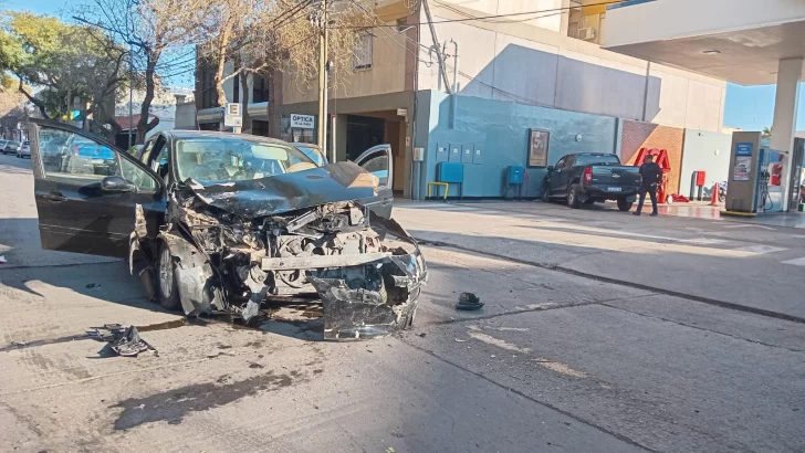 Violento choque en una esquina céntrica con semáforo Violento choque en una esquina céntrica con semáforo
