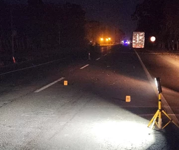 Accidente fatal en Ruta 20: murió un ciclista tras ser embestido por un camión que llevaba un auto del TC Accidente fatal en Ruta 20: murió un ciclista tras ser embestido por un camión que llevaba un auto del TC
