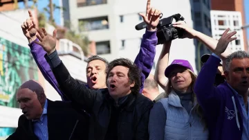 Atacaron con piedras a la caravana de Milei en Lomas de Zamora y debieron evacuar a la comitiva Atacaron con piedras a la caravana de Milei en Lomas de Zamora y debieron evacuar a la comitiva