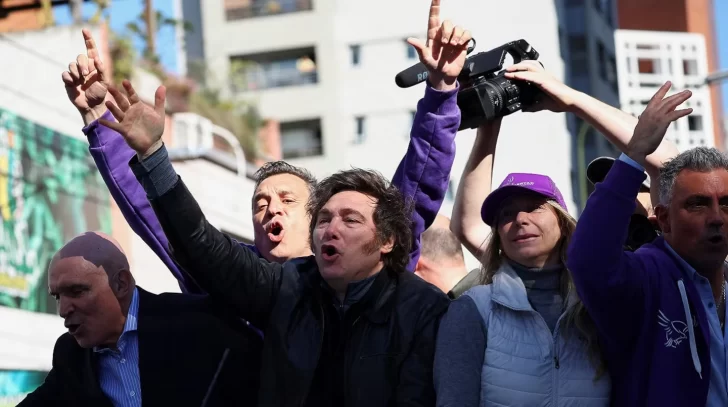 Atacaron con piedras a la caravana de Milei en Lomas de Zamora y debieron evacuar a la comitiva Atacaron con piedras a la caravana de Milei en Lomas de Zamora y debieron evacuar a la comitiva