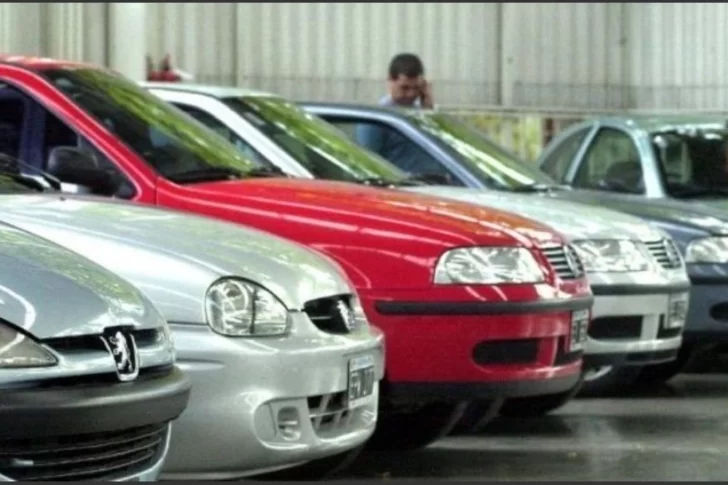 La documentación que se necesita y cuánto cuesta transferir un auto usado