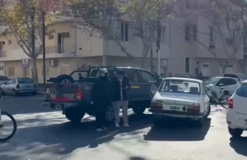 Dos vehículos chocaron en una esquina transitada del microcentro sanjuanino Dos vehículos chocaron en una esquina transitada del microcentro sanjuanino
