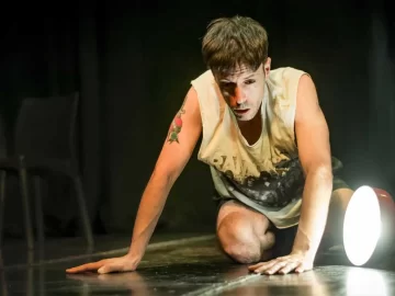 Sube a escena “El Brote”, una puesta que desafía los límites entre la realidad y la ficción