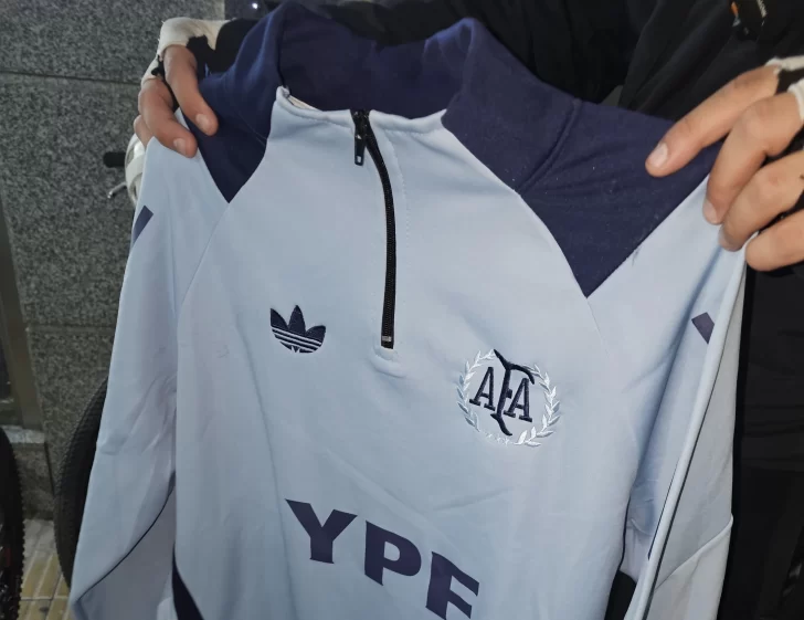 Detuvieron a un hombre que intentó robarse una prenda deportiva de un local Detuvieron a un hombre que intentó robarse una prenda deportiva de un local