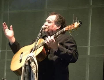 El cantor que dejó en alto su pueblo