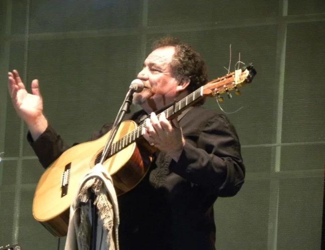 El cantor que dejó en alto su pueblo