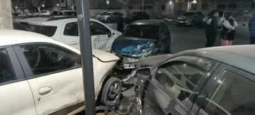 Conductor ebrio y sin carnet destrozó cuatro autos estacionados en pleno centro Conductor ebrio y sin carnet destrozó cuatro autos estacionados en pleno centro