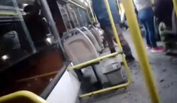 Apedrearon un colectivo e hirieron a una nena de 6 años: un policía persiguió a los atacantes Apedrearon un colectivo e hirieron a una nena de 6 años: un policía persiguió a los atacantes