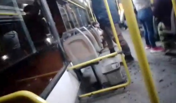 Apedrearon un colectivo e hirieron a una nena de 6 años: un policía persiguió a los atacantes Apedrearon un colectivo e hirieron a una nena de 6 años: un policía persiguió a los atacantes