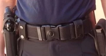 Policía herido a manos de otro policía: son amigos, lo fue a visitar y aseguran que se le disparó el arma cuando se sacaba el cinturón Policía herido a manos de otro policía: son amigos, lo fue a visitar y aseguran que se le disparó el arma cuando se sacaba el cinturón