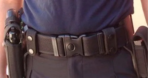 Policía herido a manos de otro policía: son amigos, lo fue a visitar y aseguran que se le disparó el arma cuando se sacaba el cinturón Policía herido a manos de otro policía: son amigos, lo fue a visitar y aseguran que se le disparó el arma cuando se sacaba el cinturón