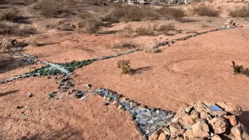 Misterio en Neuquén: Una cruz gigante hecha con piedras y vidrio molido apareció en un parque