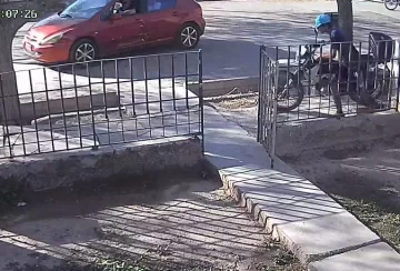 Robó una moto de una casa y fue capturado mientras caminaba tranquilo con el rodado al lado Robó una moto de una casa y fue capturado mientras caminaba tranquilo con el rodado al lado