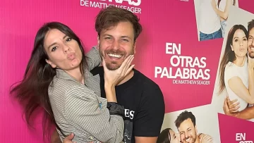 El tenso momento de Gimena Accardi y Andrés Gil entre fans y autógrafos a la salida del teatro El tenso momento de Gimena Accardi y Andrés Gil entre fans y autógrafos a la salida del teatro