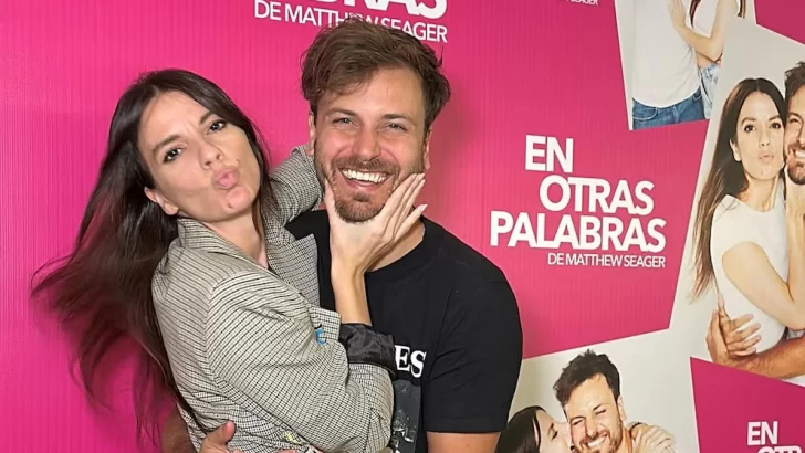 El tenso momento de Gimena Accardi y Andrés Gil entre fans y autógrafos a la salida del teatro El tenso momento de Gimena Accardi y Andrés Gil entre fans y autógrafos a la salida del teatro