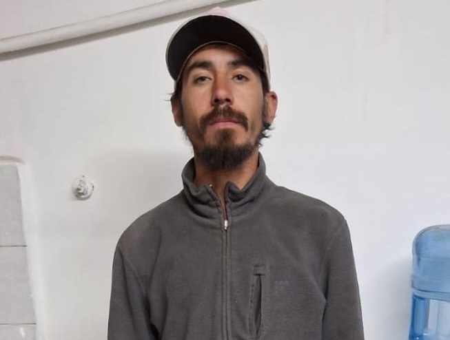 Volvió a su casa y encontró a un intruso escondido bajo la cama Volvió a su casa y encontró a un intruso escondido bajo la cama