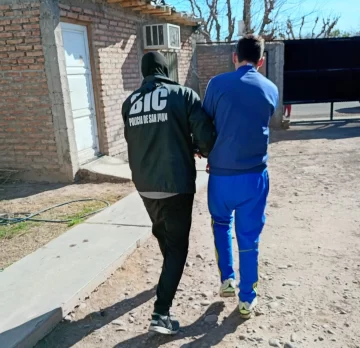 Simuló ser policía y disparó a un chico: cayó un delincuente de la banda armada que robaba con un Fiat Uno Simuló ser policía y disparó a un chico: cayó un delincuente de la banda armada que robaba con un Fiat Uno