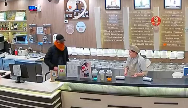 “Perdoname, te tengo que robar”: un ladrón entró a una heladería y se llevó la recaudación “Perdoname, te tengo que robar”: un ladrón entró a una heladería y se llevó la recaudación