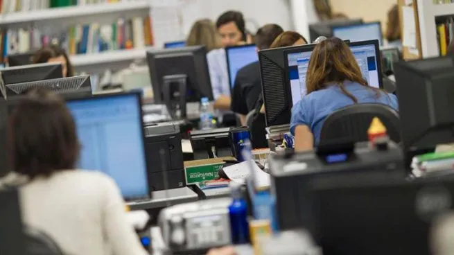 El Gobierno definió aumentos escalonados y sumas fijas extraordinarias para empleados públicos El Gobierno definió aumentos escalonados y sumas fijas extraordinarias para empleados públicos