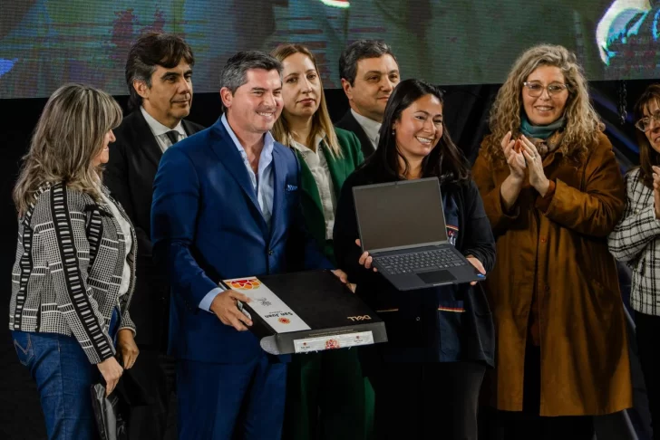 Bajo el programa “Maestro de América, cultivando el futuro”, Orrego entregó notebooks a docentes de primaria Bajo el programa “Maestro de América, cultivando el futuro”, Orrego entregó notebooks a docentes de primaria