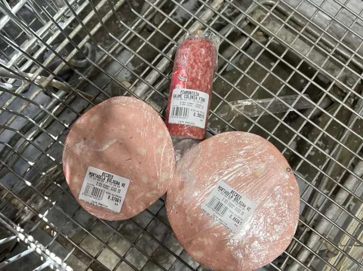 Atraparon a dos mujeres por intentar robar fiambre en un mayorista Atraparon a dos mujeres por intentar robar fiambre en un mayorista