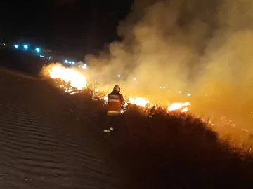 Bomberos de Pocito trabajaron para sofocar un gran incendio que amenazaba a casas aledañas Bomberos de Pocito trabajaron para sofocar un gran incendio que amenazaba a casas aledañas