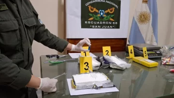 Atrapan en San Juan a un boliviano que llevaba 91 cápsulas de cocaína y marihuana escondidas en la rueda de auxilio Atrapan en San Juan a un boliviano que llevaba 91 cápsulas de cocaína y marihuana escondidas en la rueda de auxilio