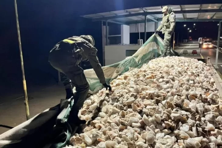 Secuestran un camión con 30 toneladas de cuarzo extraído de Valle Fértil sin documentación Secuestran un camión con 30 toneladas de cuarzo extraído de Valle Fértil sin documentación