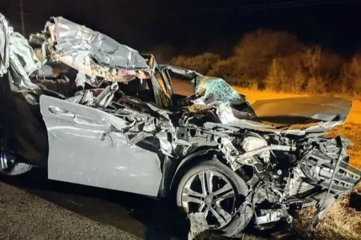 Un auto impactó de lleno contra un camión y el resultado fue fatal: murió un nene de 12 años y un hombre de 64