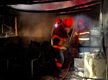 Puchuzun: un incendio arrasó con una vivienda y dejó a una familia con lo puesto Puchuzun: un incendio arrasó con una vivienda y dejó a una familia con lo puesto