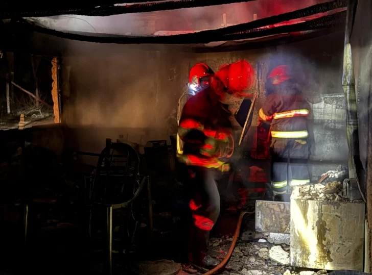 Puchuzun: un incendio arrasó con una vivienda y dejó a una familia con lo puesto Puchuzun: un incendio arrasó con una vivienda y dejó a una familia con lo puesto