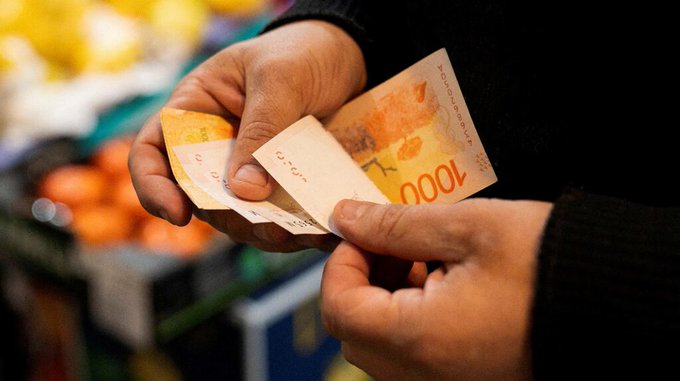 ¿Hay que levantarla? Qué significa encontrar plata en la calle