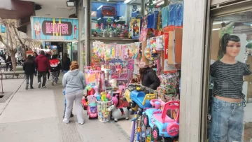 Escaso movimiento en el microcentro sanjuanino en la víspera del Día del Niño