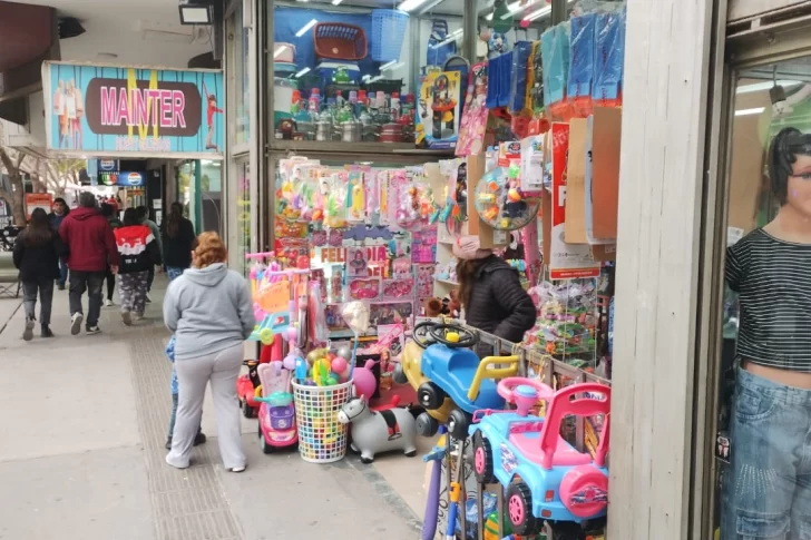 Escaso movimiento en el microcentro sanjuanino en la víspera del Día del Niño