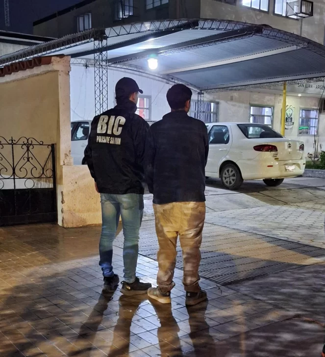 Sorprenden a un hombre robando un matafuegos en la Escuela ARA San Juan